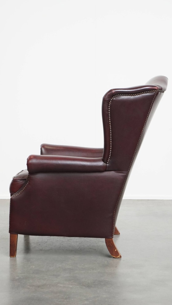 Image 1 of Bordeauxrode Rundleren Oorfauteuil in Engelse Stijl