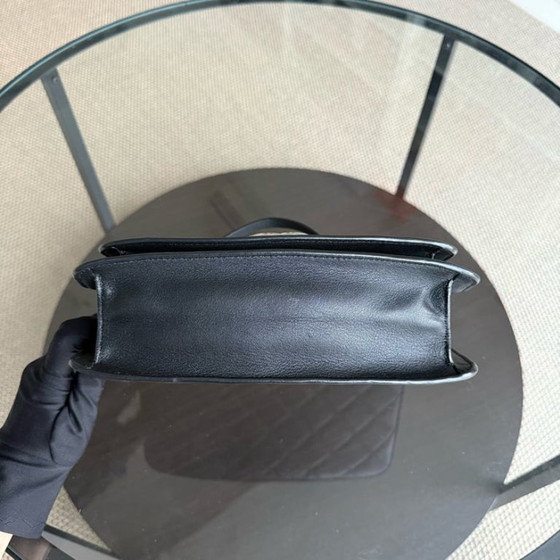 Image 1 of Borsa Chanel Medium CC Box Flap - Pelle di vitello trapuntata nera con finiture argentate, serie 25