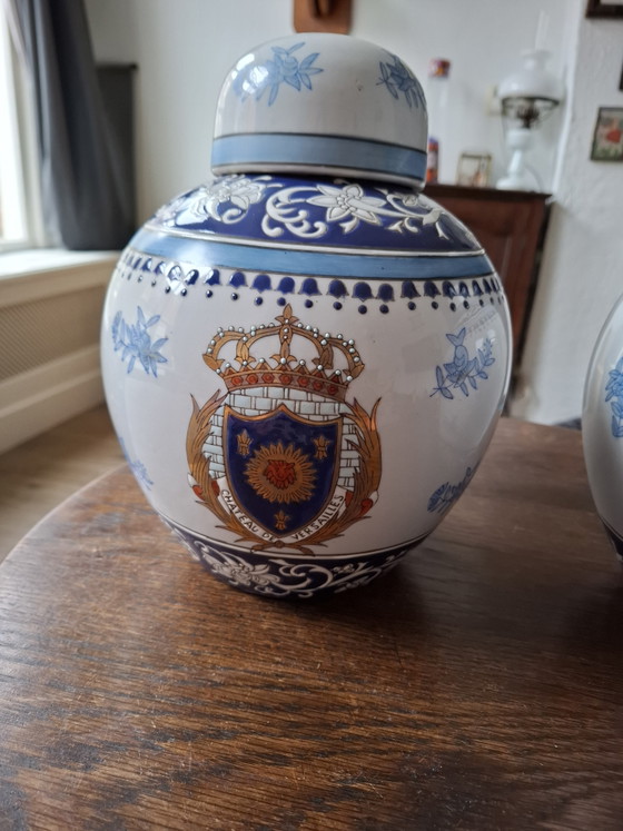 Set de 2 grandes macetas decorativas de porcelana Wong Lee con escudo de Versalles como decoración, pintadas (photo 5 of 15)
