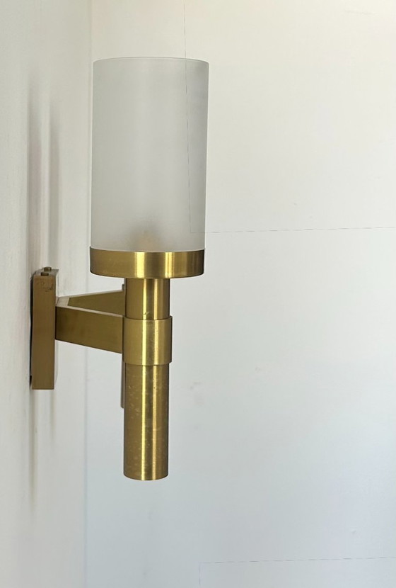 Image 1 of Vintage dubbele wandlamp, messing en mat glas, van Perzel, Frankrijk 1950.