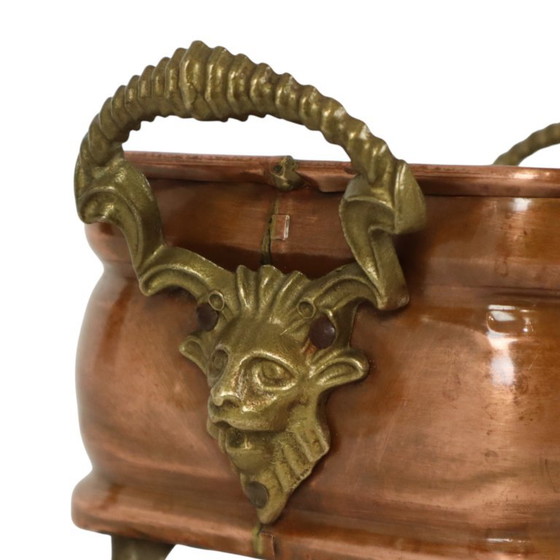 Fioriera antica in rame con piedini a zampa di leone e teste di leone, XIX secolo. – Vasi per piante, Copper (photo 14 of 14)