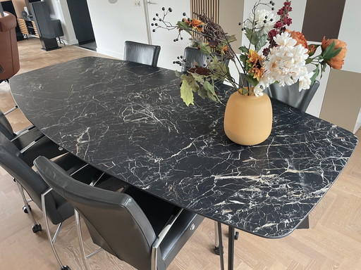 Mesa de comedor de cerámica con diseño único