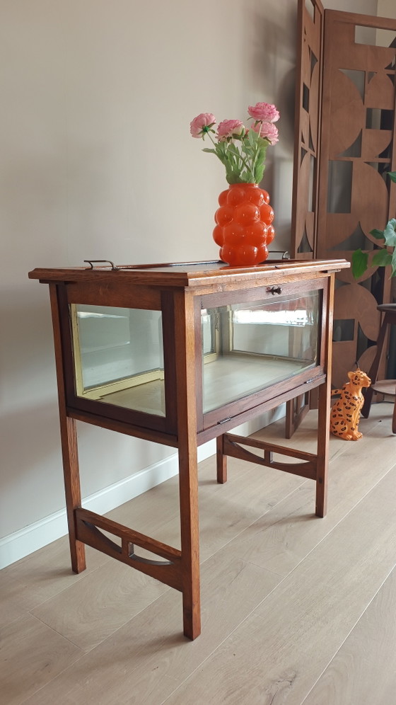 Image 1 of Magnifique vitrine vintage unique de style Arts & Crafts