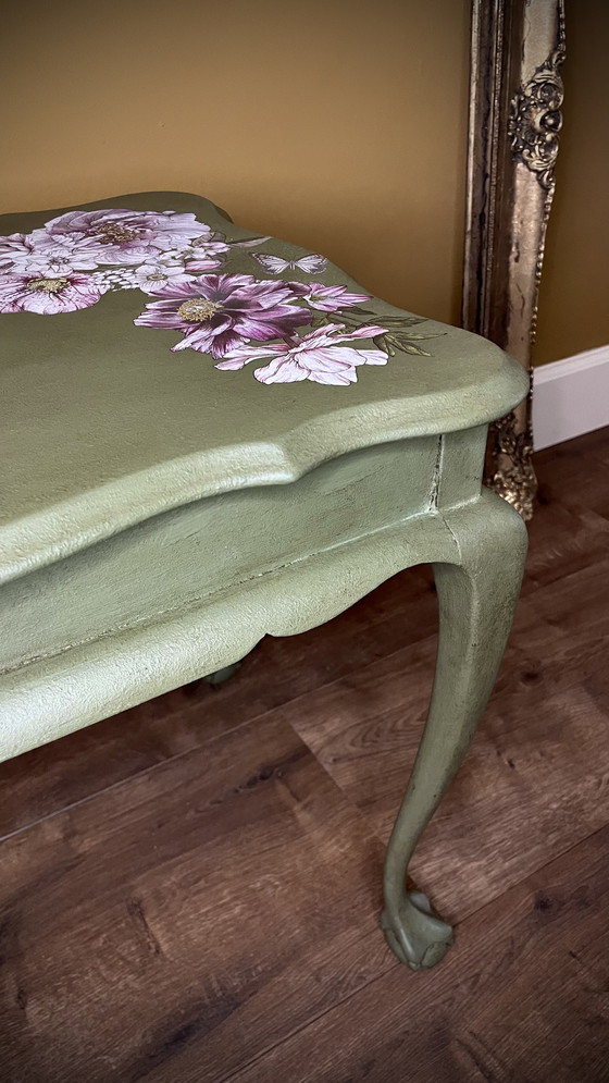 Image 1 of Mesa auxiliar con flores