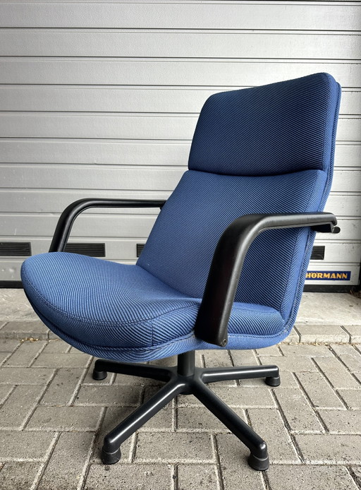 Artifort F156 design lounge armchair