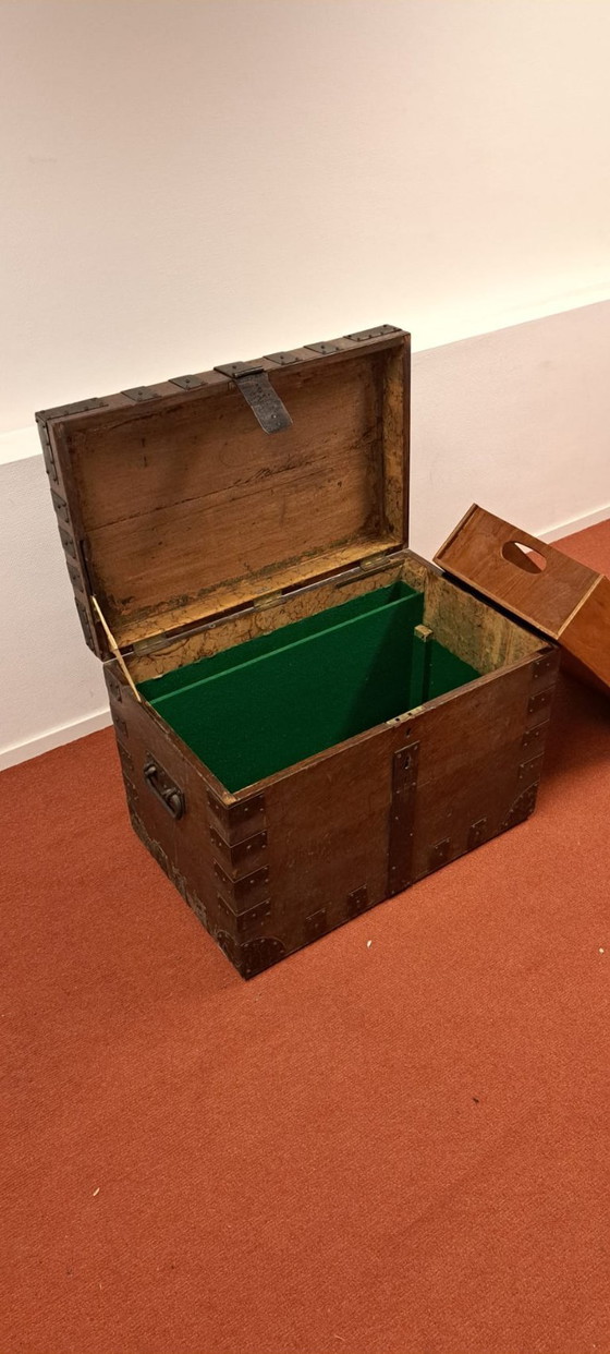 Image 1 of Antike Reisekiste der Armee und Marine aus London | ca. 1900
