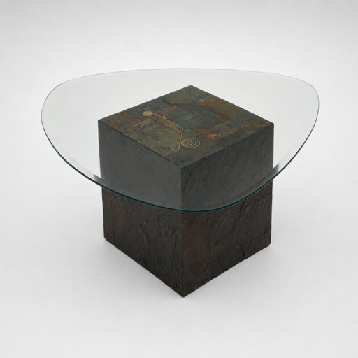Mesa de centro de diseño exclusivo con base de piedra natural y tablero de cristal orgánico.