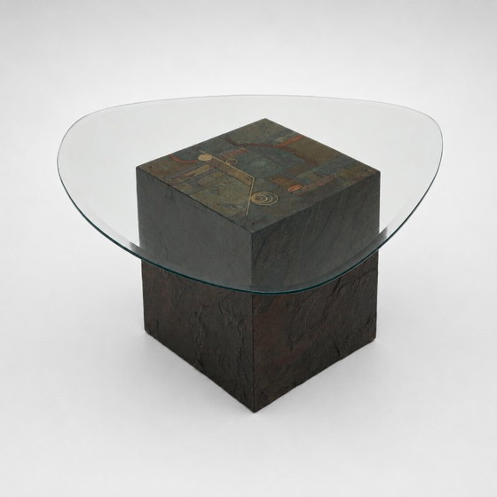 Image 1 of Mesa de centro de diseño exclusivo con base de piedra natural y tablero de cristal orgánico.