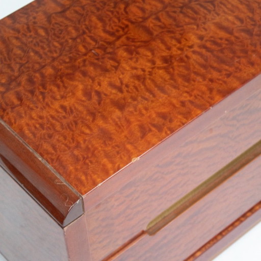 2 mesitas de noche italianas en madera de nogal con tirador de latón