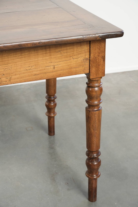 Image 1 of Tavolo da pranzo francese in legno di ciliegio del XIX secolo, antico e caratteristico, dalle dimensioni contenute.