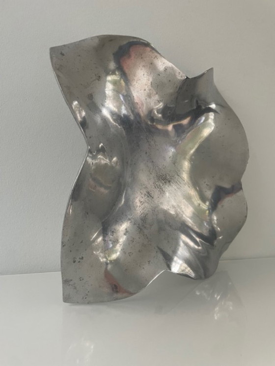Image 1 of Unieke handgemaakte aluminium schaal met sculpturale bloemvorm