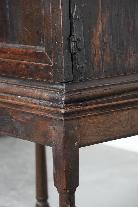 Image 1 of Armoire/meuble ancien en chêne anglais sur support du XVIIe siècle