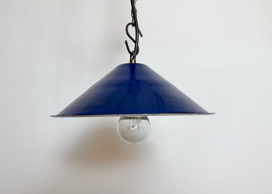 Image 1 of Industrielle britische Fabrik-Hängeleuchte aus blauem Emaille, 1950er Jahre