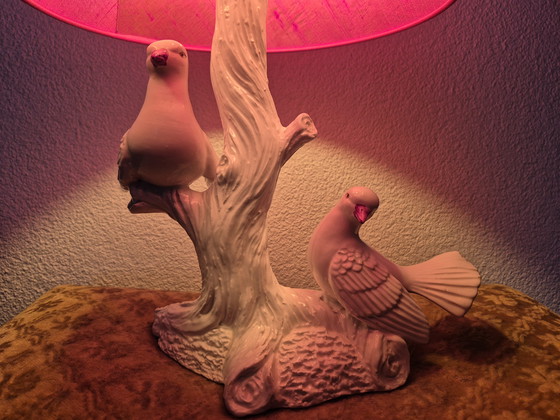 Image 1 of Vintage Hollywood Regency Italiaanse keramiek tafellamp duiven op boomstam 