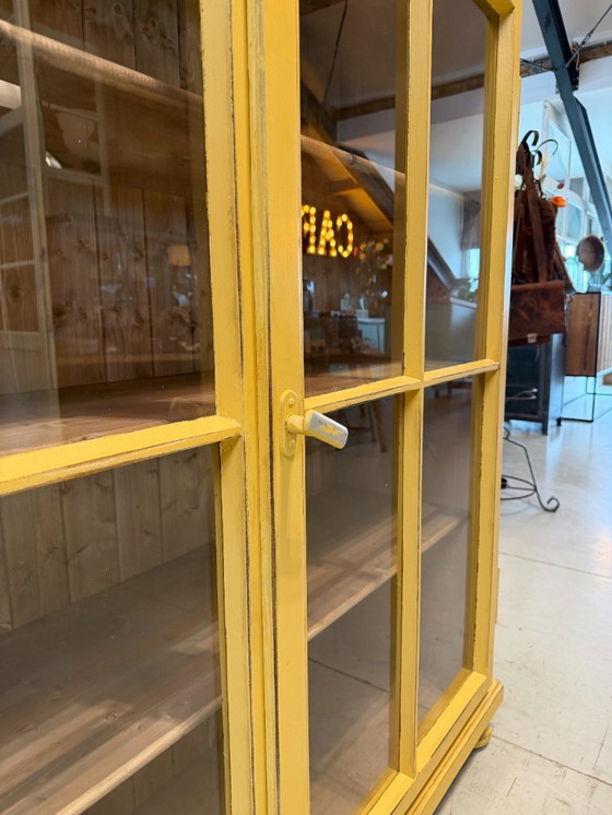 Image 1 of Vintage gele vitrinekast hout | Wandkast | Buffetkast 