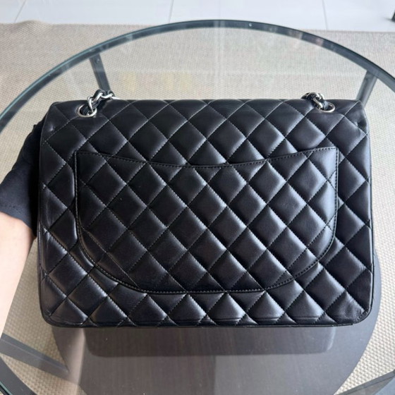 Image 1 of Chanel Classic Flap Maxi - 33 cm gewatteerde enkele flap lamsleer zwart zilverkleurige hardware Serie 13
