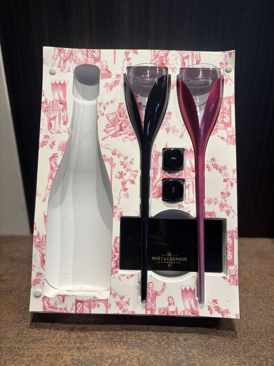 Image 1 of Moët & Chandon Rosé Impérial "The Book of Seduction" gift set excluding bottle! 