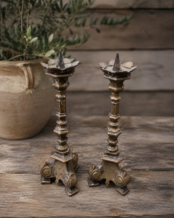 Image 1 of Set van 2 antieke bronzen/messing altaarkandelaars – 19e eeuw – Gothic Revival