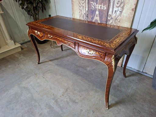 Klassieke rozenfineer bureau met marqueterie, bruin leder ingelegd blad, 3 lades en messing beslag, afm. 158x71cm en 81cm hoog.