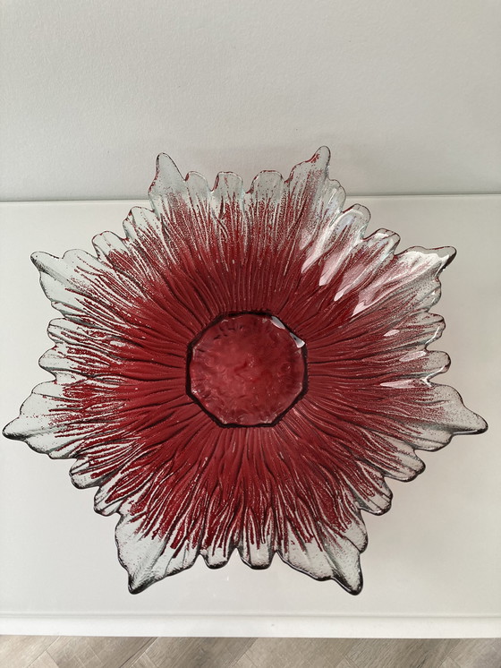 Image 1 of Classico di metà secolo: ciotola a forma di foglia in vetro con centro rosso