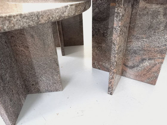 Image 1 of Set van drie vintage, in elkaar passende ronde salontafels van graniet uit de jaren 70 en 80.