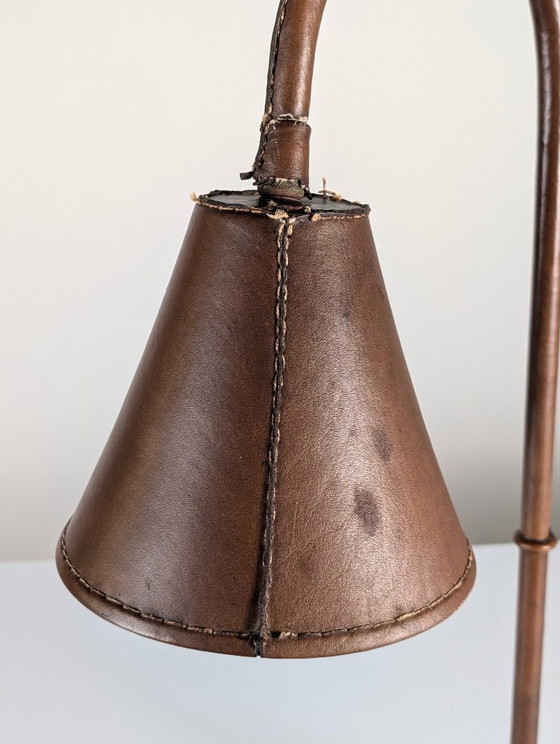 Lampe de table Jacques Adnet en cuir surpiqué, France, années 1950 – Leather, Metal (photo 3 of 9)