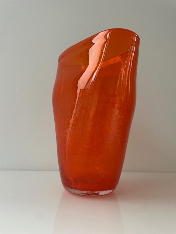 Image 1 of Jarrón soplado a mano en vidrio naranja intenso.