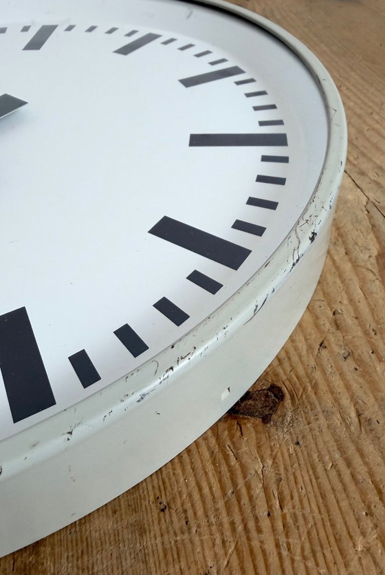 Image 1 of Grijze industriële fabriekswandklok van Siemens, jaren 70.
