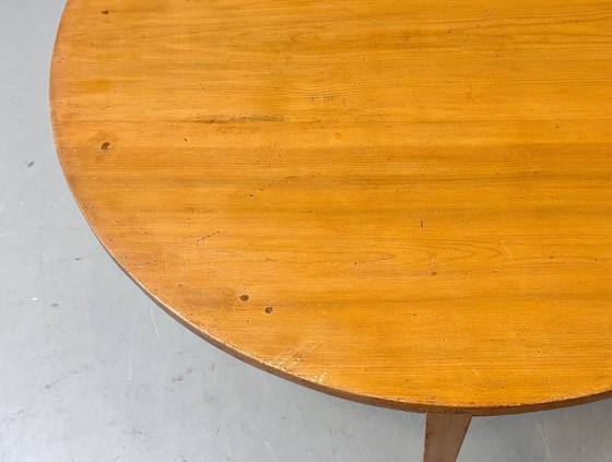 Image 1 of Round dining table made of solid alder wood