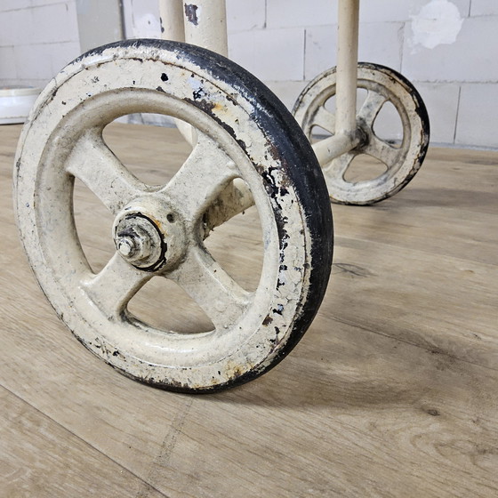 Image 1 of Chariot de service vintage en métal, grand format, pour hôpital, linge, soins infirmiers, thé ou boissons.