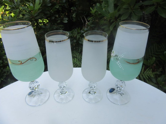 Image 1 of 4 verres bohèmes émaillés peints à la main, dans les tons vert pâle/rose et or, Sklo, vintage
