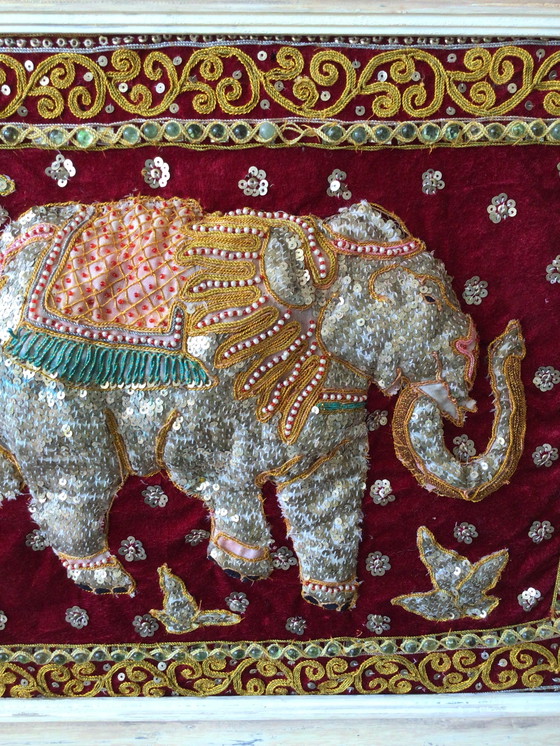Image 1 of Elefante ricamato su stoffa incorniciato, fatto a mano dall'India
