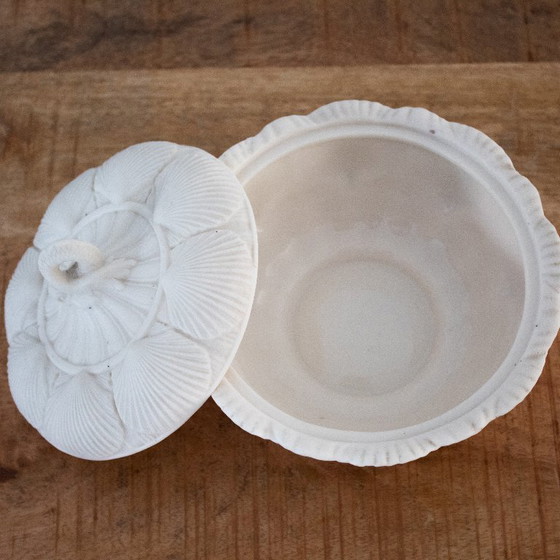 Image 1 of Antike Butterdose aus den 1860er Jahren, Muschelmotiv, Bonbonniere aus Steingut