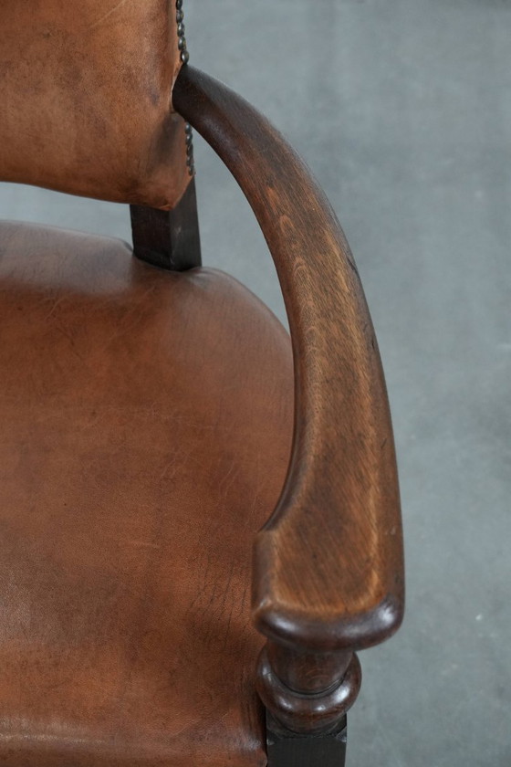 Image 1 of Elegante antieke schapenleren bureaustoel met een zwaar houten frame