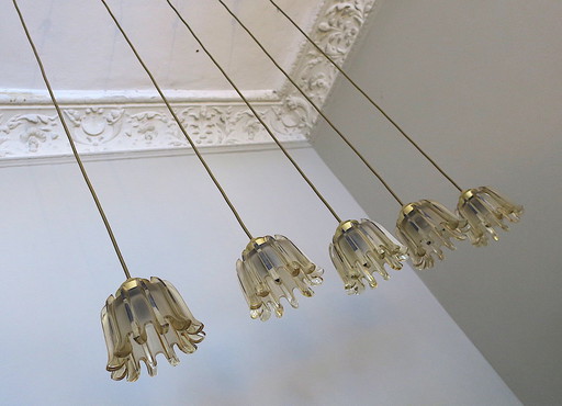 Satz von 5 Doria Leuchten Messing und mattiertes bernsteinfarbenes Glas Pendelleuchten, 1960er Jahre