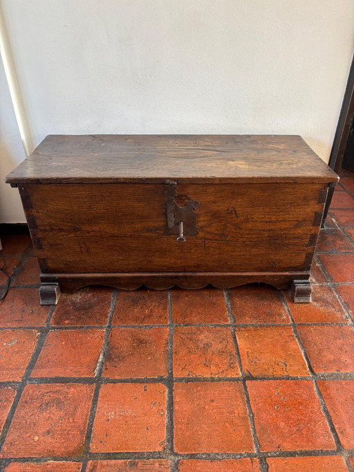 Spanish pine wooden blanket chest (Antique)