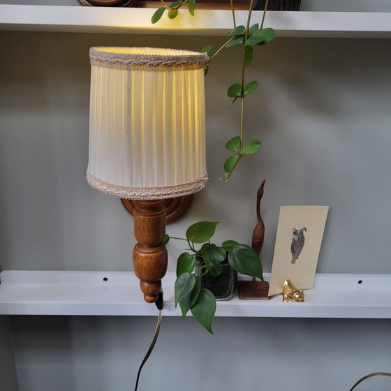 Image 1 of Lampada da parete vintage in legno con paralume in tessuto - 35 cm