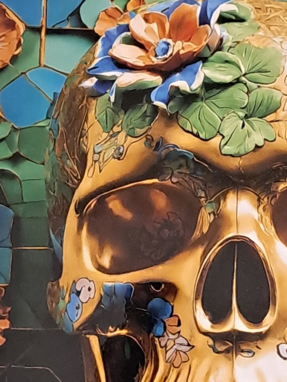 Image 1 of DEAD HEAD - Teschio con fiore in oro verde - Stampa su alluminio