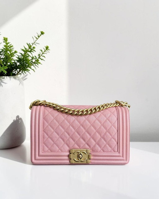 Borsa Chanel Boy Medium - Caviar 25 cm trapuntata rosa chiaro con finiture dorate Serie 25