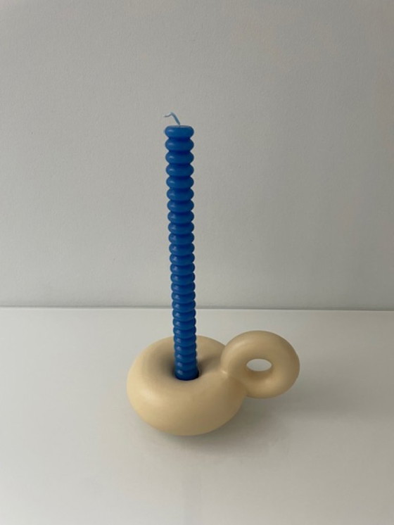 Image 1 of Portacandele a forma di ciambella color crema con manico giocoso – ceramica