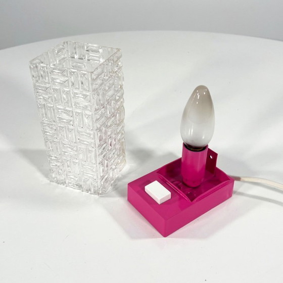 Image 1 of Klein roze tafellampje van plastic, jaren 80
