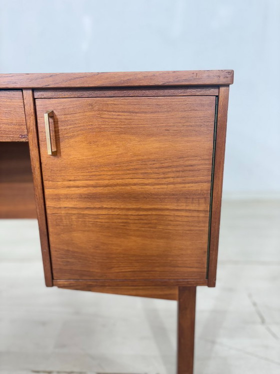 Image 1 of Bureau uit het midden van de vorige eeuw / Deens teakhouten bureau / vintage bureau / bureau uit de jaren 60