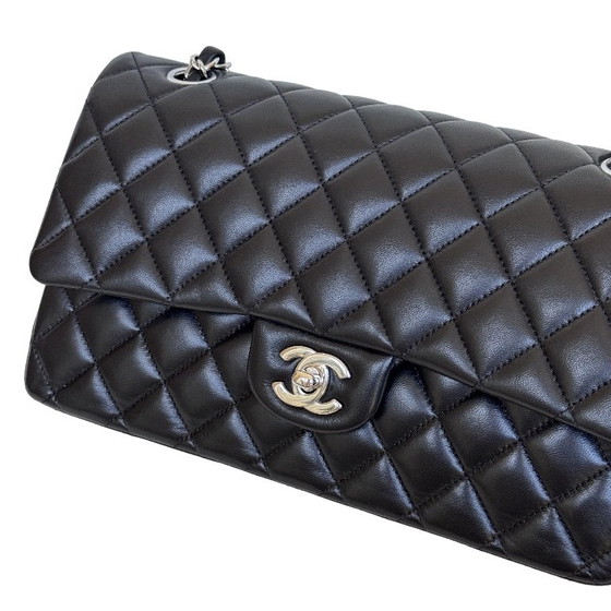 Chanel Classic Flap Medium – Crossbody bags, Lambskin (photo 16 of 17)