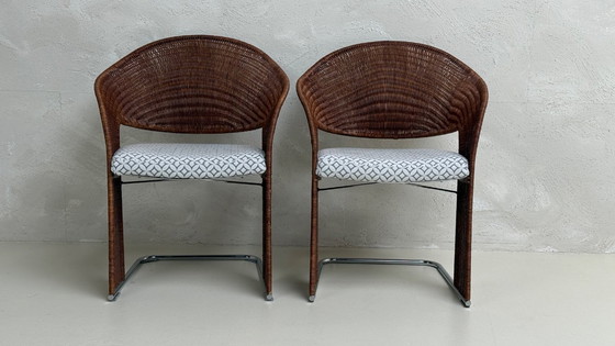 Image 1 of Deux magnifiques chaises design en rotin avec piètement chromé