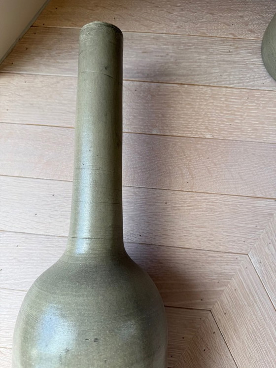 Image 1 of 2 vasi decorativi alti e stretti verde oliva a forma di bottiglia