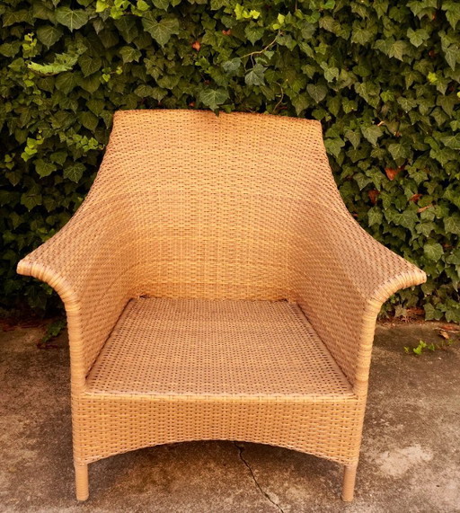 DEDON - tuinset, bestaande uit een tweezitsbank, een fauteuil en een salontafel.