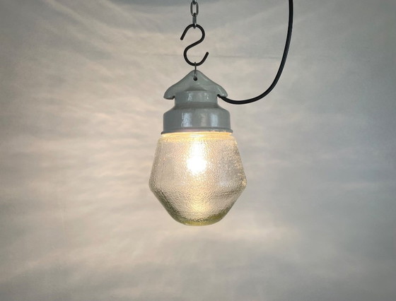 Image 1 of Lampada a sospensione industriale in porcellana bianca con vetro trasparente satinato, anni '70