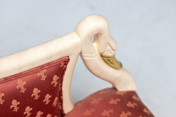 Image 1 of SILLÓN TRÜGGELMANN CON CUELLO DE CISNE — ESTRUCTURA DE MÁRMOL PINTADO Y DORADA, DAMASCO ROJO AMAPOLA