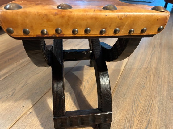 Image 1 of Taburete plegable francés de cuero en pino texturizado, circa 1960.