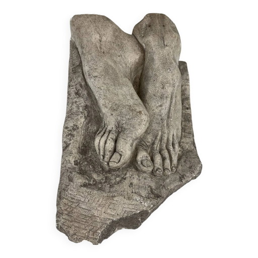 Stenen sculptuur, twee voeten op een blok, gesigneerd D. Paillot.